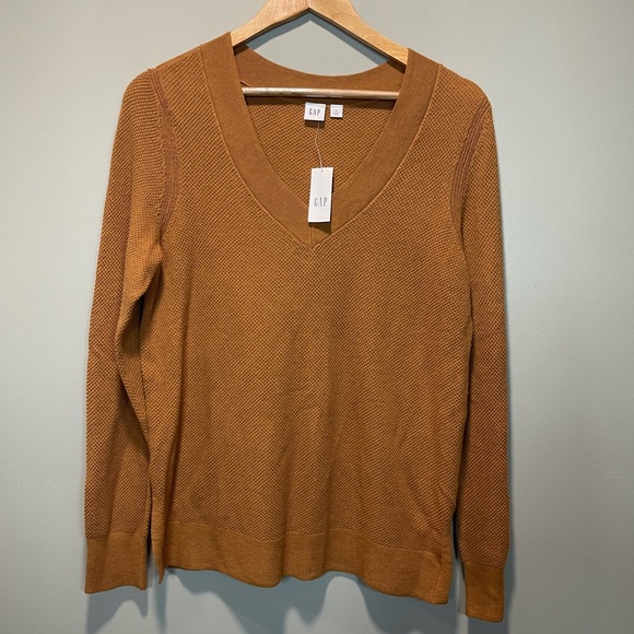 GAP Tan V-Neck Knit Sweater - Picture 1 of 6